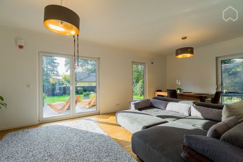 Peace and relaxation in the green and yet close to Berlin, in only one hour you are in the middle of the city. In this house, tasteful modern furnishings meet high walls, which remind you of apartments in old buildings. The house has a modern and ful...