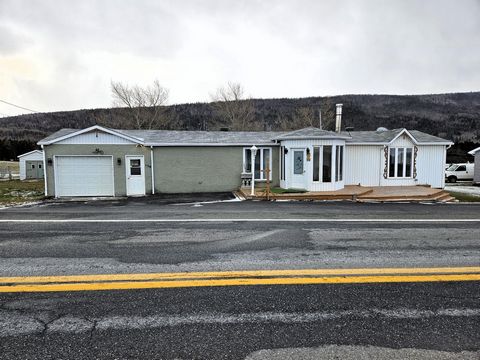 Single-family home, large lot. Attached garage. Ready to move into, located in a nice corner of the Gaspé Peninsula. Very well maintained. Glass roof, two sheds. Request your visit now. INCLUSIONS Furnished EXCLUSIONS --