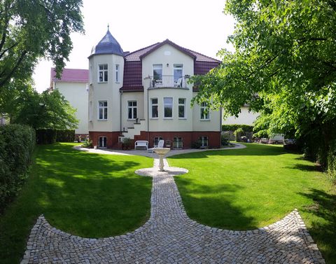 Live in the basement of an Art Nouveau villa in the heart of Birkenwerder. Wireless internet is available in all areas and is free of charge. The living/bedroom has a 1.40 x 2.00 m bed and a sofa that can be converted into a 1.60 x 2.00 m bed. Beddin...