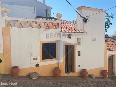 Investment Opportunity Cabeço de Vide House T2, in the historic Casco of the village of Cabeço de Vide. Whitewashed façade building, typical construction of the area, distributed over two floors: Ground floor: living room and kitchen in open space, i...