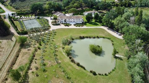 Former priory of the Chateau de Barbegal, completely renovated in 2013 with taste and refinement within a breathtaking natural park of nearly 3 hectares. An architecture combining traditional with contemporary for a built surface area of 900 m2. Enti...
