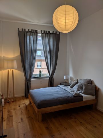 About this listing Charmante & komplett neu renovierte 1-Zimmer-Wohnung mit neuer Küche, modernes Bad, Balkon und Zugang zum Garten, in der 3.Etage eines sehr gepflegten Altbau-Wohnhauses in Düsseldorf Flingern. Die typische Altbaudeckenhöhe von 3,50...