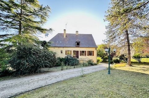 EXCLUSIVITY IMOCONSEIL Stéphane Gounet . A charming non-insulated real estate complex, although quiet, a stone's throw from the village village: a large dovecote house with 5 bedrooms of more than 250 M2, a living room with fireplace, a dining room w...
