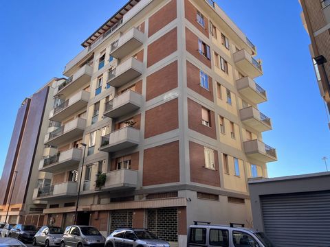 À Pescara Porta Nuova, nous proposons à la vente un grand appartement très lumineux, situé au troisième étage d’un immeuble avec ascenseur. Sa grande taille de 113 mètres carrés, bien rangée et fonctionnelle, laisse place à des pièces lumineuses et c...