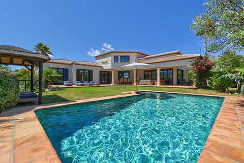 Large and romantic luxury villa with private pool in Denia, Costa Blanca, Spain for 8 persons. The villa is situated in a hilly and residential area and close to restaurants and bars. The luxury villa has 4 bedrooms, 3 bathrooms and 1 guest toilet, s...