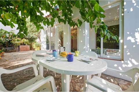 With a maximum capacity of 4 people. Simple ground-floor apartment with a large terrace surrounded by trees and garden furniture, very well located, a few meters from the quiet beach of Calella de Palafrugell, one of the most beautiful on the Costa B...