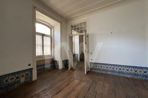 Where is this building located? What projects can i develop? Located in the beating heart of Lisbon, this magnificent 5-floor building is in one of the most traditional and historical areas of the city. This project promises a unique opportunity to t...