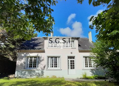 Haven of peace for this superb 6 bedroom property on a plot of 1557 m2 10 minutes from Le Mans train station. Absolutely perfect for a family life, come and discover this large house with a lot of character of 233 m2. It consists on the ground floor ...