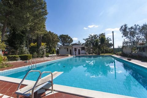 Wonderful 4 bedrooms villa for sale in Puglia, large swimming pool and totally submerged in greenery of its fenced park. The villa is only 3 minutes from the medieval town of Oria and just 30 minutes drive from Brindisi international airport and 20 m...