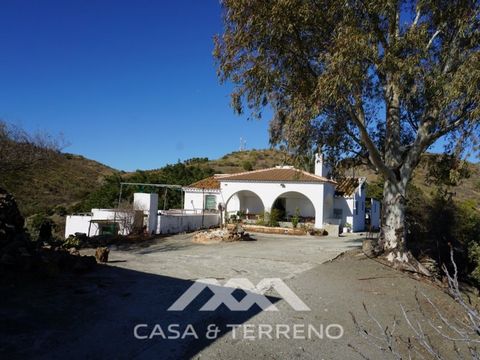 Pure nature on a well-protected piece of land of 89000m2 with fully grown avocados, good for 25 to 35000 kilos per year. There are also orange and citrus trees, figs and medlars. From the cortijo you can enjoy this plantation and nature as far as the...