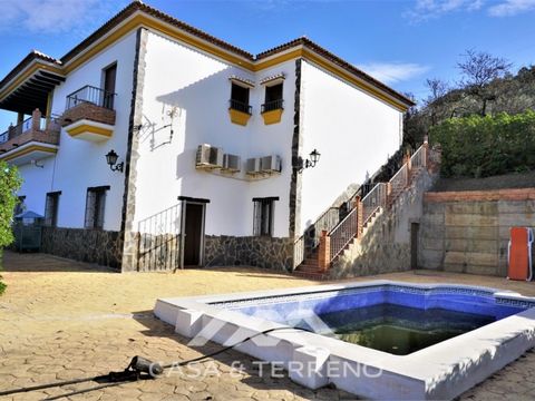 Magnificent villa located only 5 minutes walk from Sayalonga's centre. Fully paved access at street level with beautiful views over the village. The villa has a built area of 330 m2, which is divided into 2 floors. On the upper floor, we find a spaci...