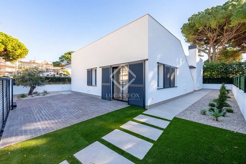 Lucas Fox presents this wonderful brand new independent villa located on the second line of the sea, where you can enjoy the tranquility and beautiful views of the sea. Upon entering the property, we are greeted by a charming garden that surrounds th...
