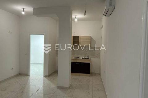 Split, Dubrovačka street, functional office space located on the ground floor of a residential and commercial building on one of the main roads. The area is 48m2. It consists of the main space, two additional rooms, a toilet and a storage room.The sp...