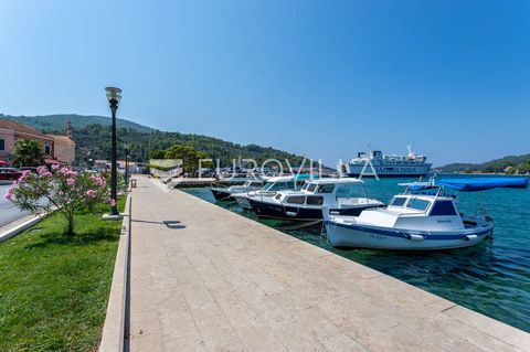 Korčula, attractive building land with an area of 2371 m2. The plot is located in the beautiful bay of Poplat, just 60 meters away from the beach. There is an asphalt road to the bay, and a 3-meter wide macadam road leads to the land itself. On the l...