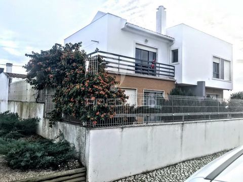 5 bedroom villa with 2 floors located in Vila Nova da Rainha (Azambuja), set in a fully walled and fenced plot of 485m2. It has an annex of 30m2 and garage with access to the interior of the property and with parking space for 1 car. On the ground fl...