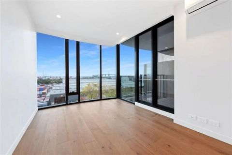 This Port Melbourne location has you so close to the scenic Port Melbourne Beach, JL Murphy Reserve, Princes Pier, beautiful reserves surrounding Port Melbourne Beach, Port Melbourne Primary School, Albert Park College, Dockland attractions, Bay Stre...