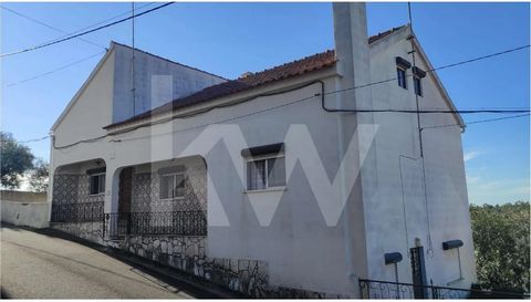 Property Composed of two urban articles and a rustico article ideal for permanent housing / cottage / vacation / agricultural and has potential for investment in rural tourism or housing. It is located in the center of the village, 2 km from the mour...