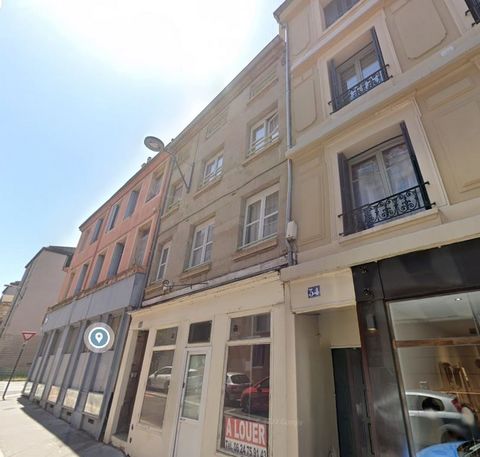 Investment building of 385m² Saint-Etienne with 6 apartments and a commercial premises. (1 T1, 2 T2, 2 T3, 1 T4 and a commercial space) REPORT Gross Monthly Income: 2311 euros i.e.: 27732 euros Gross Annual Insulation to be provided DPE GE TF: 4011 e...