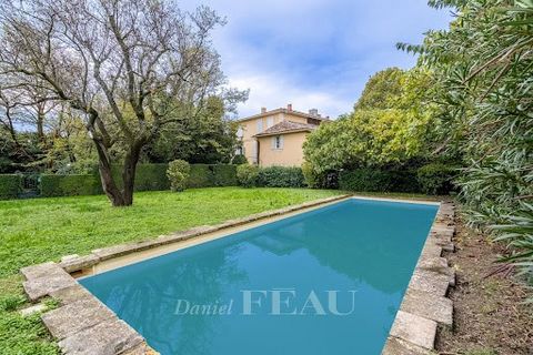 30 km from Avignon. This 700 sqm bourgeois property set in a landscaped near 3000 sqm garden is in a prime location in the town centre. With a total of 9 en suite bedrooms on two floors and a garden-level apartment, it offers great potential for a to...