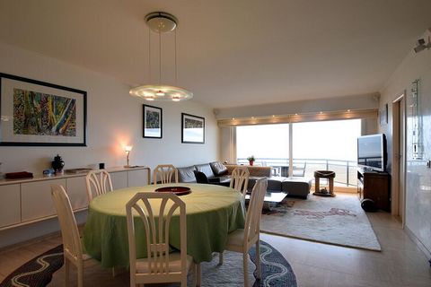 Cozy apartment with sea view and terrace in a beautiful residence. Tastefully decorated.1st floor with lift. Each bedroom has a bathroom (1 with bath, 1 with shower). One bedroom with sea view, the second is enclosed (without window). Underground par...