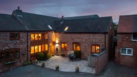 The Granary is a barn conversion with breath-taking countryside views, nestled in the heart of Sheepy Magna. Set within this luxury development of a handful of properties on what was once a working farm. With the added benefit of a self contain annex...
