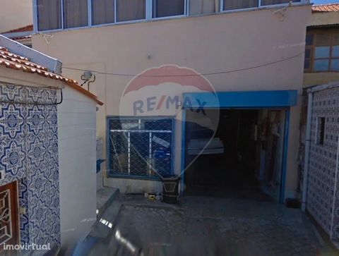 Large shop of 92M2 , with bathroom and small office, working as a workshop of the automotive branch with tenant. It can also be used for trade. Located in the center of Vila Franca de Xira, near the accesses to the A1 and Nacional 10 highway, this st...