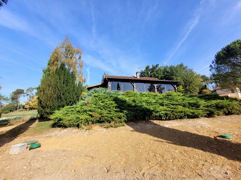 MAGNIFICENT 5-ROOM HOUSE WITH ENCLOSED GARDEN, IDEALLY LOCATED NEAR PERIGUEUX We offer for sale this charming house of 115 m², made up of 5 rooms and nestled in the heart of 1,740 m² of land, in TRELISSAC (24750). Built in 1980 on two levels, this re...