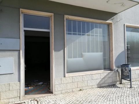 Store with 2 toilets and loading and unloading area in Rossio south of the Tagus, Abrantes. Gross Private Area of 87.25m2.