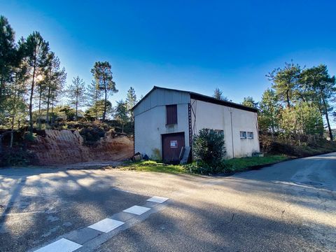 7 minutes from AUBENAS by car. Located in the town of MERCUER. Superb building land of approximately 2043 m2 including: 1 Garage of approximately 176 m2 (Ground floor area: 89 m2 approximately, Surface 1er floor: 87 m2 approximately (Ideal as a stora...