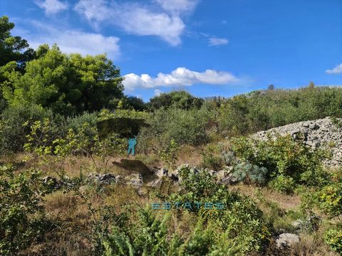 Generous land parcel of in an excellent location in Okrug Gornji on the island of Čiovo. It is located in the built-up part of the settlement construction zone of the mixed-use, offering maximum construction and utilization coefficients and maximum n...
