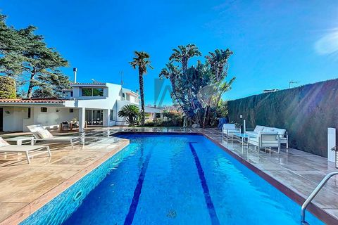 House for sale with a private pool of 390m2 built and 931m2 plot, located just 15 minutes from Barcelona and a short distance from the port of El Masnou. It is situated in the prestigious Can Teixidó urbanization, which has 24-hour private security. ...