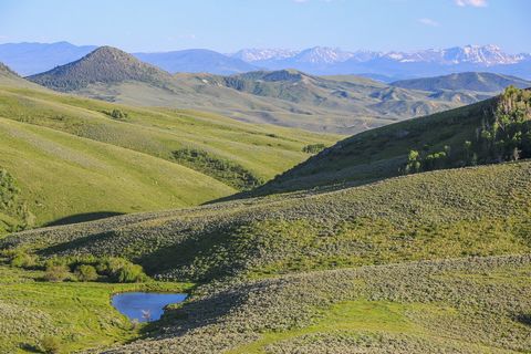 Położone wzdłuż północnego skraju Middle Park i u podnóża Sheep Mountain i Continental Divide, 1,190 akrów Coal Mountain Ranch rozciąga się na jednych z najbogatszych terenów łowieckich w całym stanie Kolorado. Coal Mountain Ranch ma niezrównane sied...