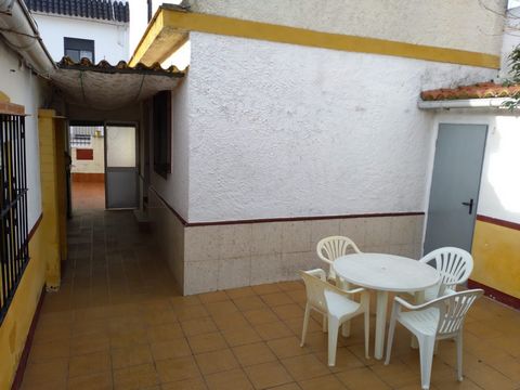 Property in the upper neighborhood composed of two houses, a first with four bedrooms and a bathroom and a second apartment with one bedroom and one bathroom, it has two patios of about twenty meters each, it has a garage. MAKE YOUR OFFER!!!!!!!!