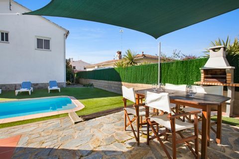 Beautiful house of 120 m2 (650 m2 plot), located in a quiet urbanization of Vidreres (La Goba), 17 km from the beach of Lloret de Mar, and 5 km from the center of Vidreres, where you will find several restaurants, supermarkets and shops. In the north...