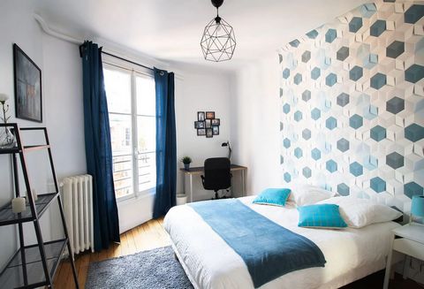 Large 15m² bedroom, fully furnished. It has a double bed (140x190) and a bedside table with lamp. There is a work area with a desk, chair and lamp. The room also has several storage units: a wardrobe with hanging space and a shelf. Located in the 16t...
