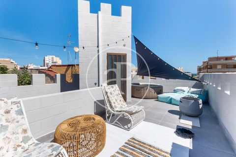 Aproperties is pleased to present this charming four-story castle house, located in the central area of Cullera, a true refuge of tranquility and elegance. With a carefully designed layout of 150 m2 and large terraces totaling 158 m2, this property o...