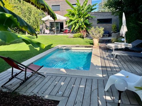 OLIVET CENTRE, RARE à vendre superbe maison d'Architecte avec jardin clos et arbore, piscine, dépendances et garage