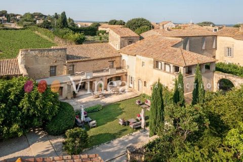 Situated not far from the tourist attractions of the Pont d'Avignon and the Pont du Gard, this 6-hectare estate dates back to the 16th century, when it was a renowned coach inn/relais, providing accommodation for historic figures such as François I, ...