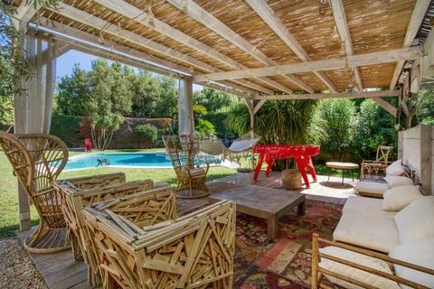 220m2 villa - 1353m2 plot - 5 bedrooms - 5 bathrooms Very pretty villa just a stone's throw from the beach and very close to the village of Saint-Tropez. Completely renovated, the house comprises a large living room, an open kitchen and a dining room...