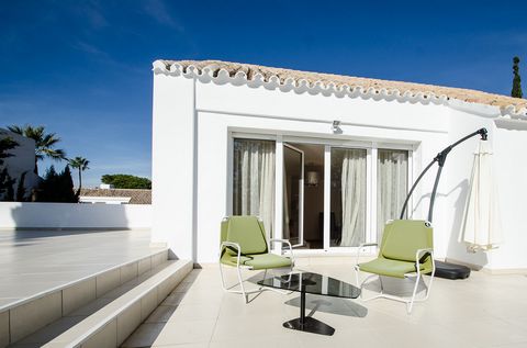 Located in Puerto Banús. A peaceful gated community, only few minutes walks to the fabulous Puerto Banús. This villa offers a spacious salon/lounge with separate dining area, a practical and enjoyable area to sit, dine and socialize, connected to a f...