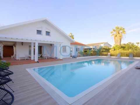 This 232m2 villa, set in a plot of land of 1640m2, is located in the centre of Vila Nova de Cacela, 5 minutes from the best beach in the lee (Manta Rota) and 3 minutes from the largest golf course in Europe, Monte Rei, with the following characterist...