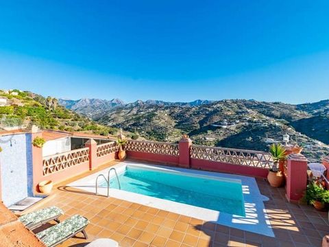 This lovely country property is located just less than 5 minutes drive from the white village of Torrox. Due to its great access and proximity to the village it can be ideal to enjoy a relaxing and tranquil vacation. Interior accommodation comprises ...