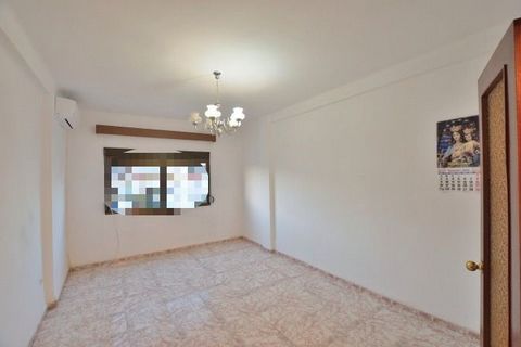 Are you looking for an apartment in the centre of Ronda? This one may be for you, close to the entertainment area and the bus station. In an building with elevator and communal terrace. The house is exterior. It has a living-dining room; built-in war...