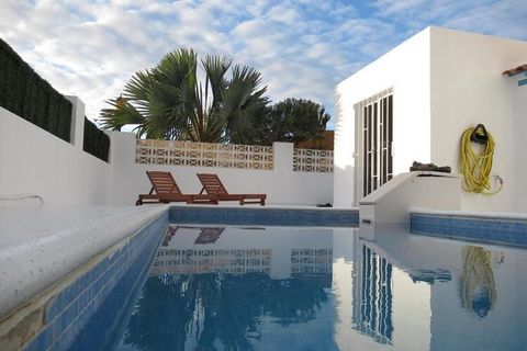 Alójate en esta impresionante villa en primera línea de mar, con tu familia. Hay una piscina privada donde poder disfrutar de refrescantes chapuzones. Hay un gran salón con unas vistas espectaculares de Lanzarote y la isla de Lobos. La villa está sit...