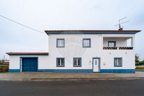 Description 3 bedroom corner house with two fronts, with two floors and a total area of 209m², on a plot of 240m². Access gate to the outside of the property providing a second parking space within the property. On the ground floor we have a large li...