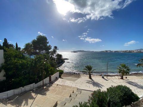 Precioso apartamento muy bien cuidado ubicado a solo unos pasos de la playa. Con ascensor y en primera línea de mar, es perfecto para aquellos que desean disfrutar de estar directamente en la ciudad de Ibiza, pero tener también el lujo de una playa d...