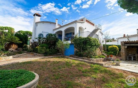 This property is located in the Puig Sec area and offers ample outdoor space thanks to its 1025m2 plot. The main level of the house is distributed with a spacious living-dining room with a fireplace and has direct access to two terraces, one of which...