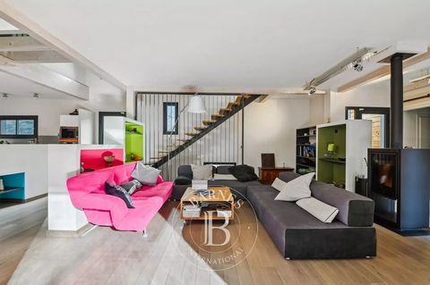 LA FAVORITE. In a confidential and sought-after street, very quiet and close to schools, shops and transport, discover this contemporary house built in 2009. The flat, unoverlooked 970 m² garden offers a haven of peace in the heart of the city. The f...