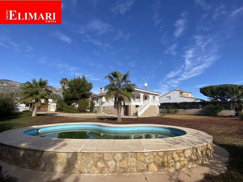 Villa of 198 m2 built with IMPRESSIONASTES sea views for sale in Alcanar Playa, Costa Dorada. Large plot of 1,127m2 landscaped and with private pool. The house is located upstairs, they have a large terrace with panoramic views of the sea, separate k...