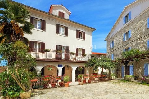 BALE, A HOUSE WITH MULTIPLE APARTMENTS IN THE CENTER WITH A BEAUTIFUL VIEW In the old, historical part of the town of Bale, on one of the many squares, there is a large house that is writing history. Namely, not only was this house the main post offi...